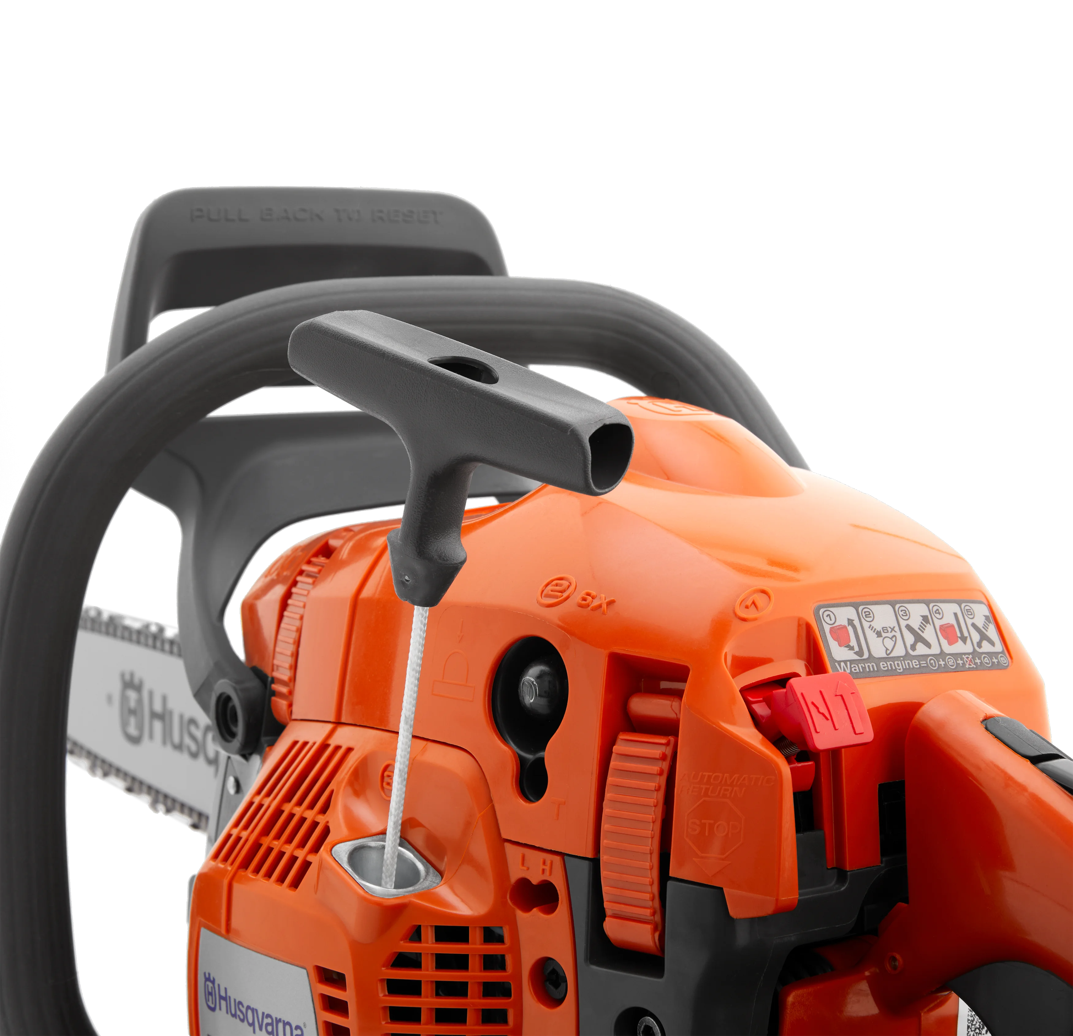 Eine Nahaufnahme des orangefarbenen Gehäuses der Husqvarna 435 Mark II, die den schwarzen Anlassergriff am Seilzug, die Choke-Steuerung und den Stoppschalter zeigt. Der Hintergrund ist schwarz.