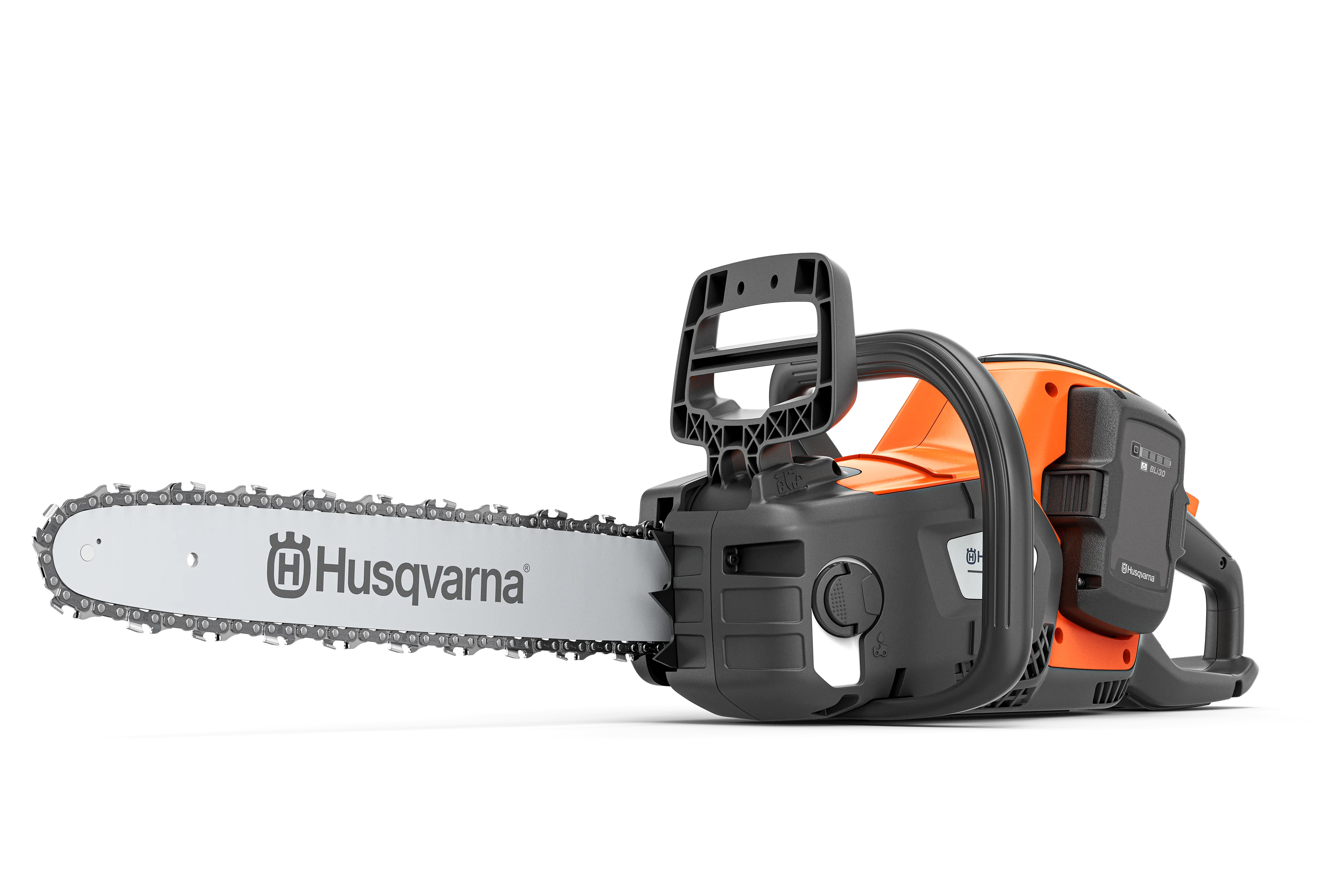 Husqvarna 242i Akku-Motorsäge mit eingesetztem BLi30 Akku in der Frontansicht von vorne links.