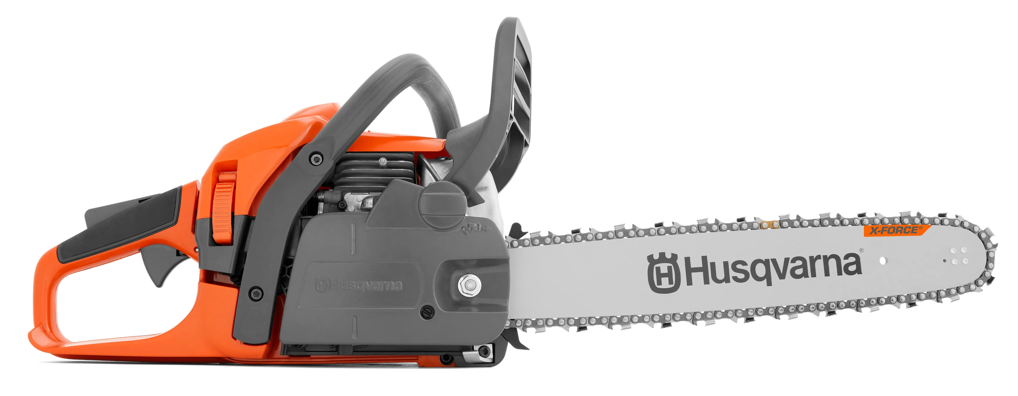 Eine orange-graue Husqvarna 435 Mark II Kettensäge von der Seite gesehen auf weißem Hintergrund. Die Kette ist auf dem X-Force-Schwert montiert.