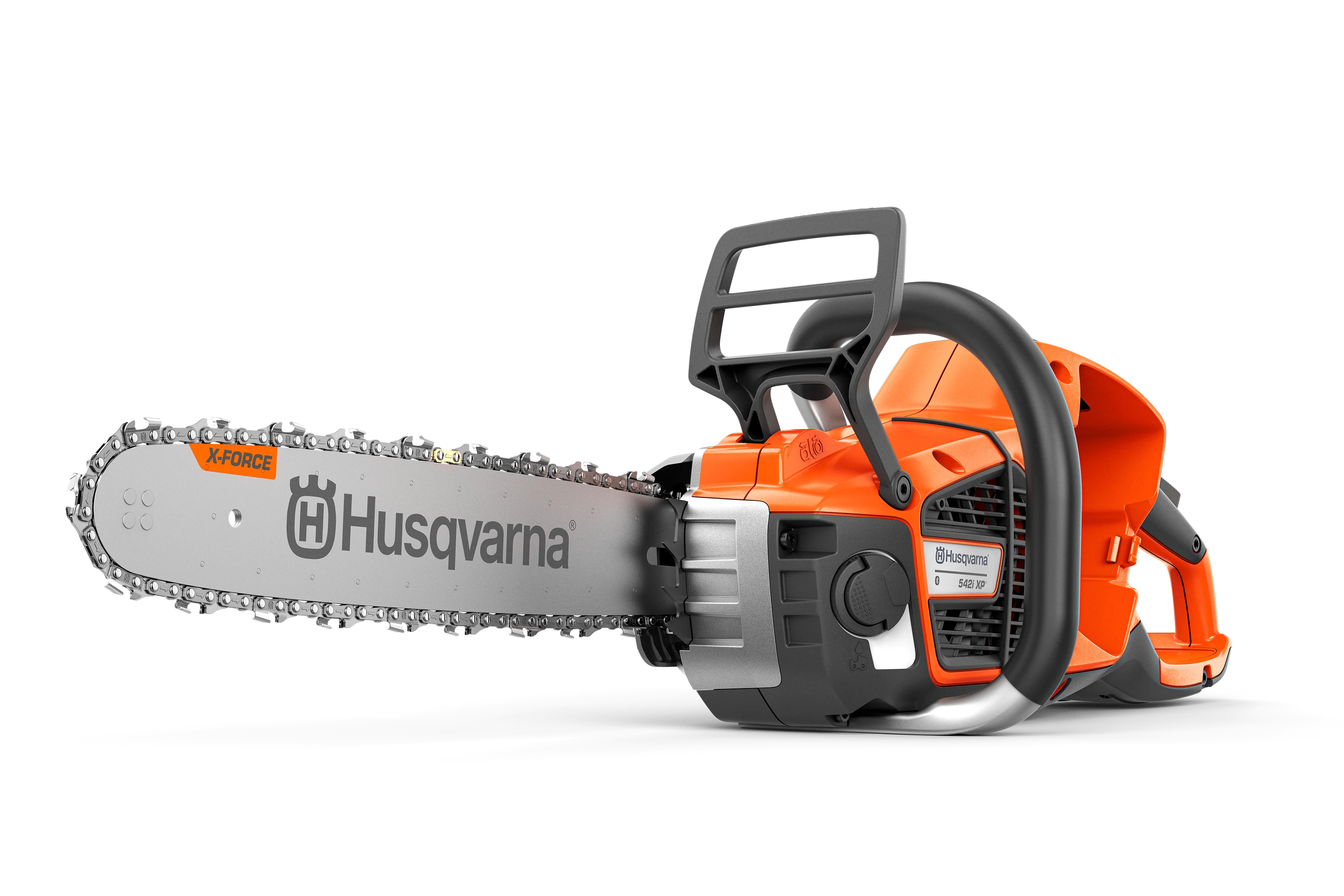 Husqvarna 542i XP Akku-Motorsäge ohne Akku mit leerem Akkuschacht und X-Force-Schwert in der Schrägansicht von vorne links.