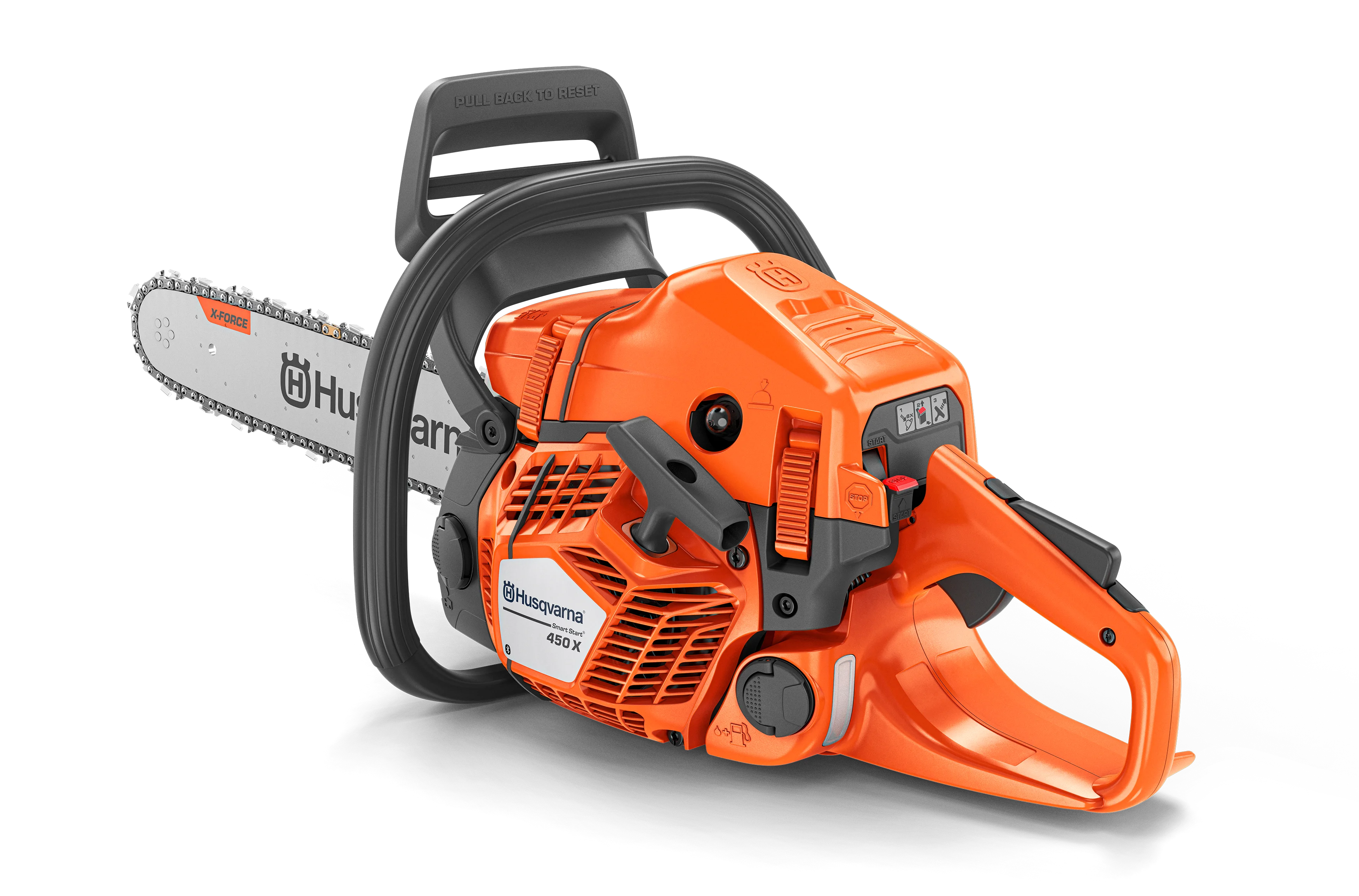 Produktansicht der Husqvarna 450X Motorsäge von schräg links vor schwarzem Hintergrund mit sichtbarem Starterseil und X-Force-Schwert.