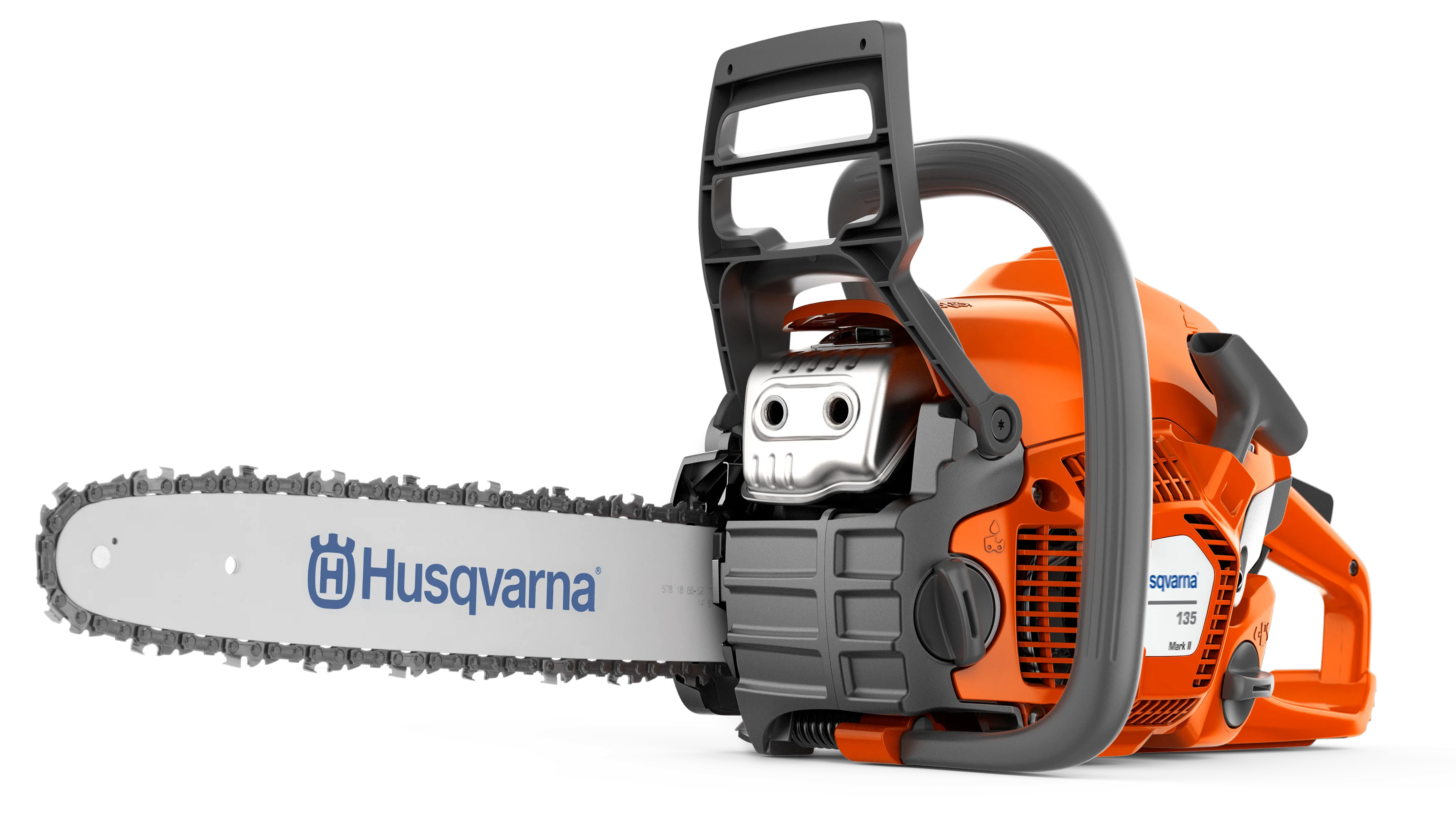 Husqvarna 135 Mark II Benzin-Motorsäge in Orange und Grau isoliert vor schwarzem Hintergrund.