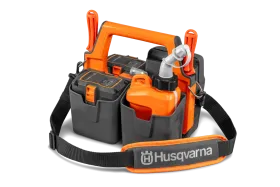 Husqvarna Akku- und Werkzeugträger mit Tragegurt, bestückt mit Akkus, Kombikanister und Feilen.