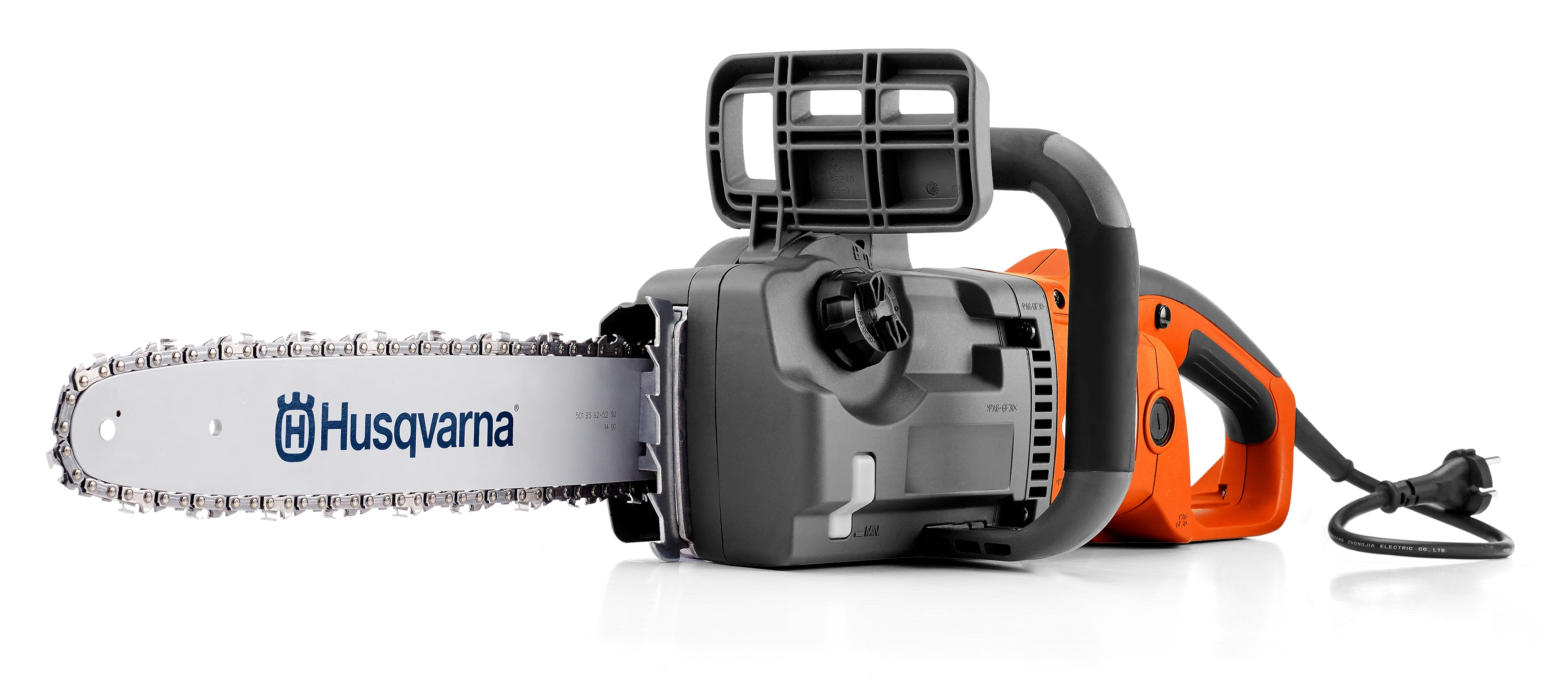 Husqvarna 420EL Elektro-Kettensäge in Grau und Orange freigestellt vor schwarzem Hintergrund mit sichtbarem Stromkabel, Handschutz und Führungsschwert.