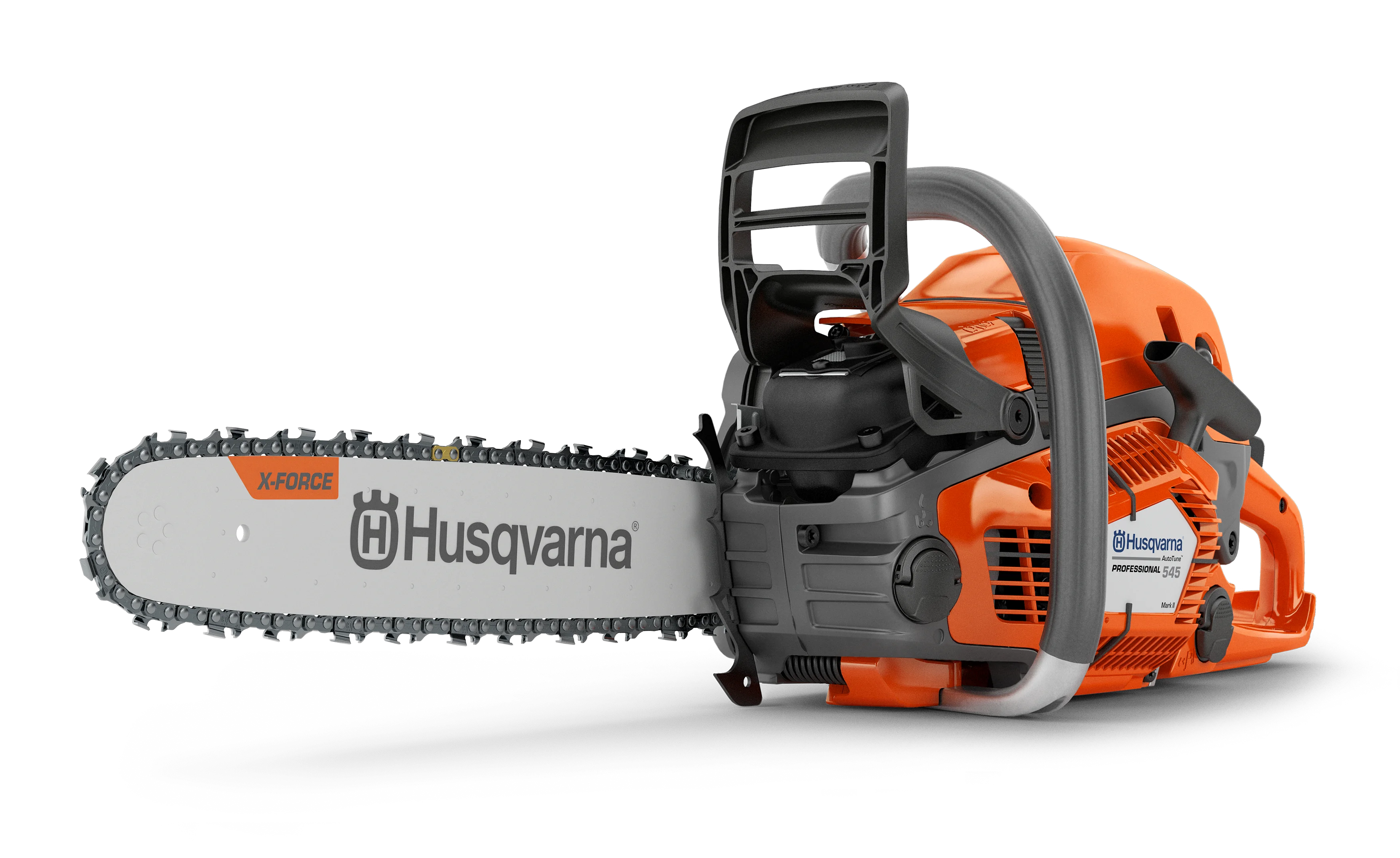 Freigestellte Ansicht einer orangefarbenen Husqvarna 545G Mark II Benzin-Motorsäge (mit Griffheizung) von schräg links vorne. Die X-Force-Führungsschiene ist montiert.