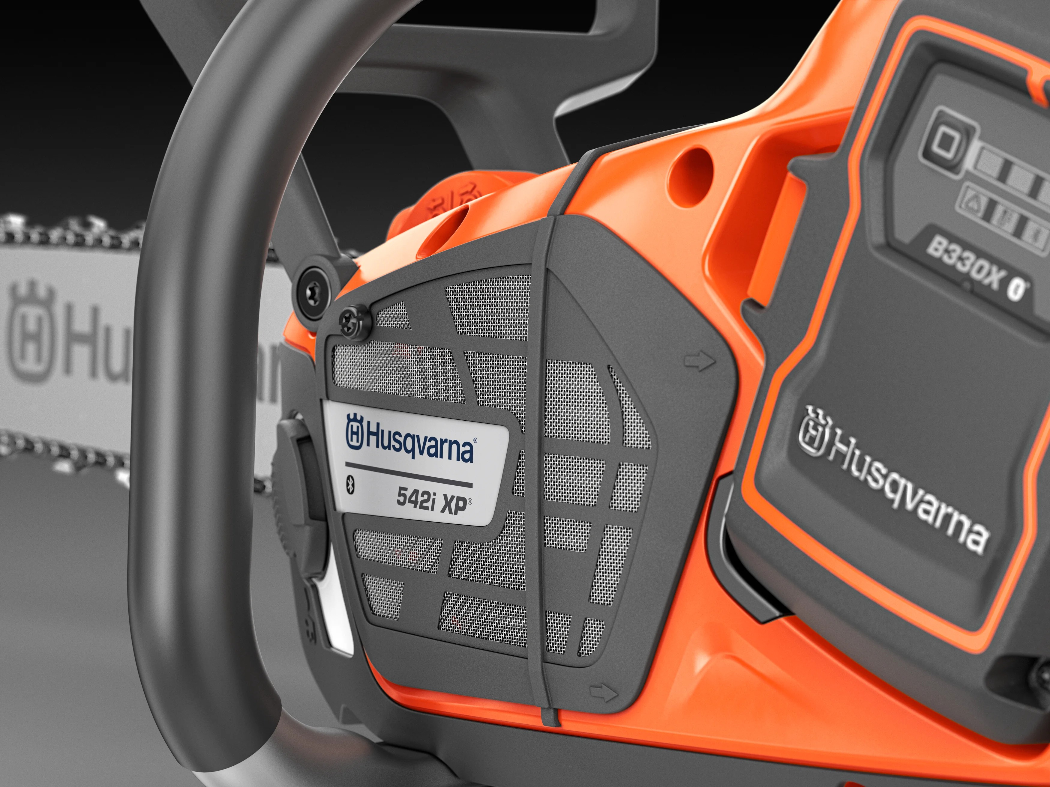 Detailansicht des seitlichen Belüftungsgitters mit Husqvarna 542i XP Typenschild und eingesetztem B330X-Akku.