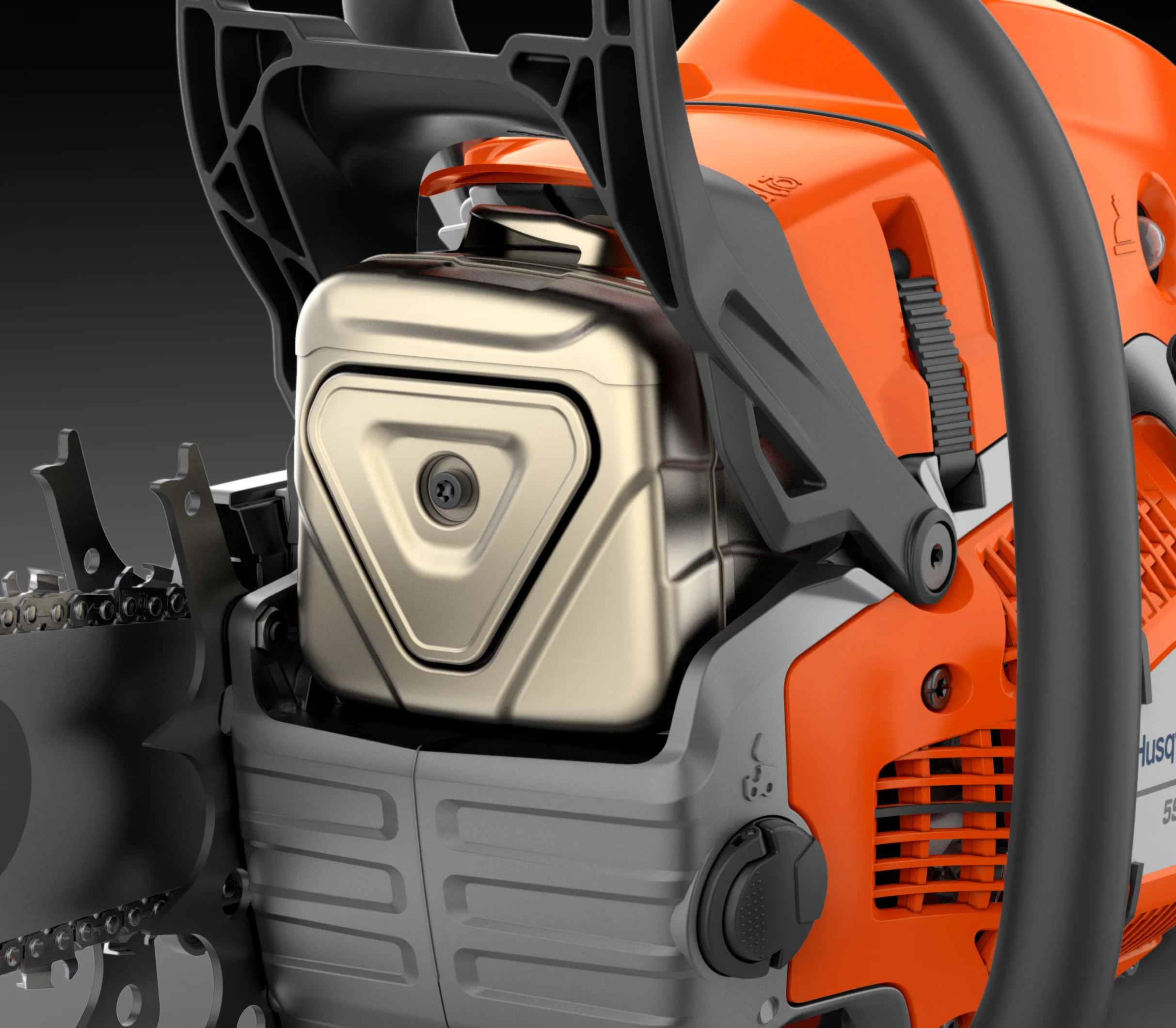 Nahaufnahme der Frontpartie der Husqvarna 592 XP mit Auspuff, Anschlagkrallen und Handschutz.