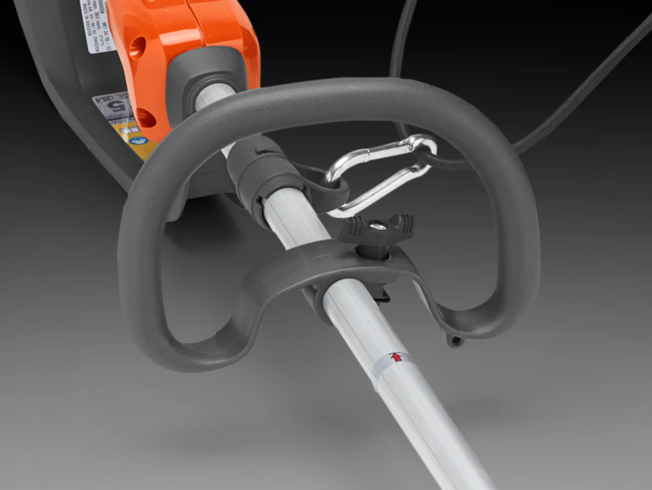 Detailansicht eines ergonomischen Bügelgriffs mit Bedienelementen an einem orangefarbenen Gartengerät.