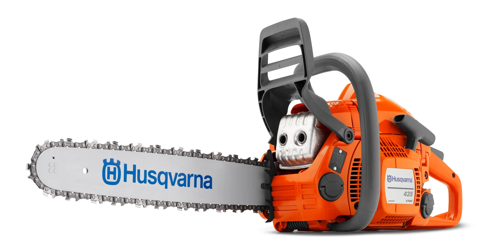 Eine Husqvarna 435 Mark II Kettensäge, schräg von vorne rechts fotografiert, steht auf weißem Hintergrund. Der silberne Schalldämpfer und die Seitenabdeckung mit Husqvarna-Schriftzug und Modellnummer sind sichtbar.