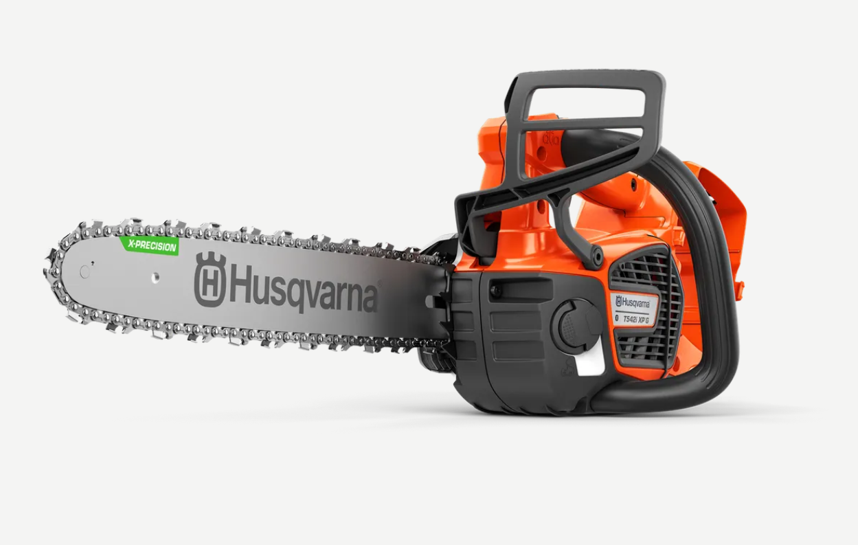 Husqvarna T542i XPG Akku-Tophandle-Motorsäge ohne Akku mit beheizbarem Griff, leerem Akkuschacht und X-Precision-Schwert in der Schrägansicht von vorne links.