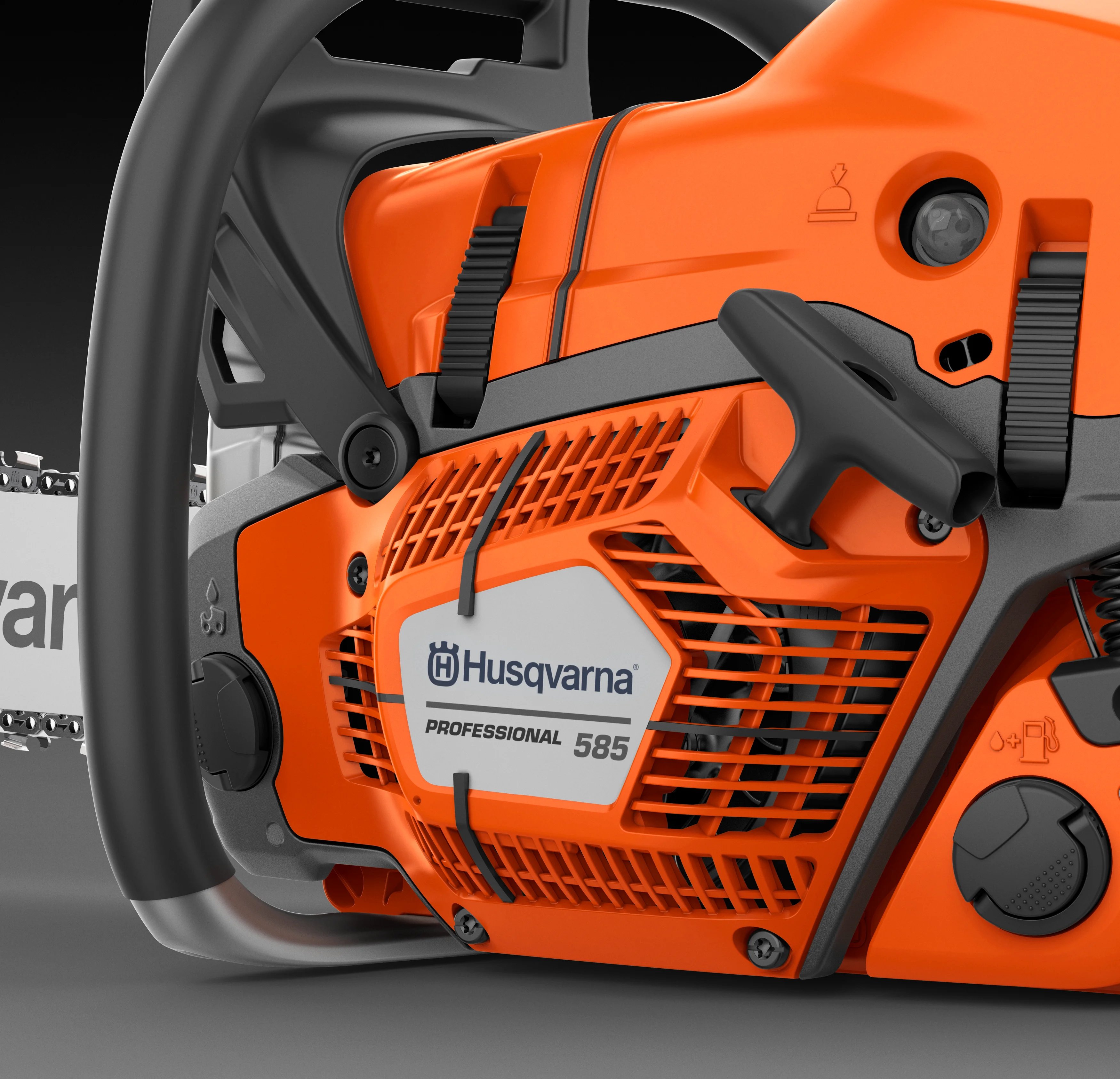 Nahaufnahme der Gehäuseseite der Husqvarna 585 mit Anwerfgriff, Modellschriftzug und Tankverschluss.