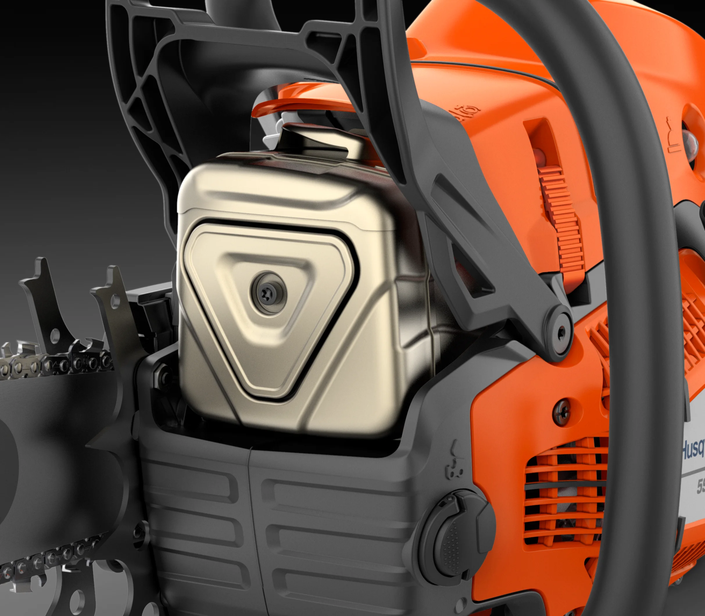 Detailaufnahme des silbernen Auspuffs, der Krallenanschläge und des Handschutzes der Husqvarna 585.