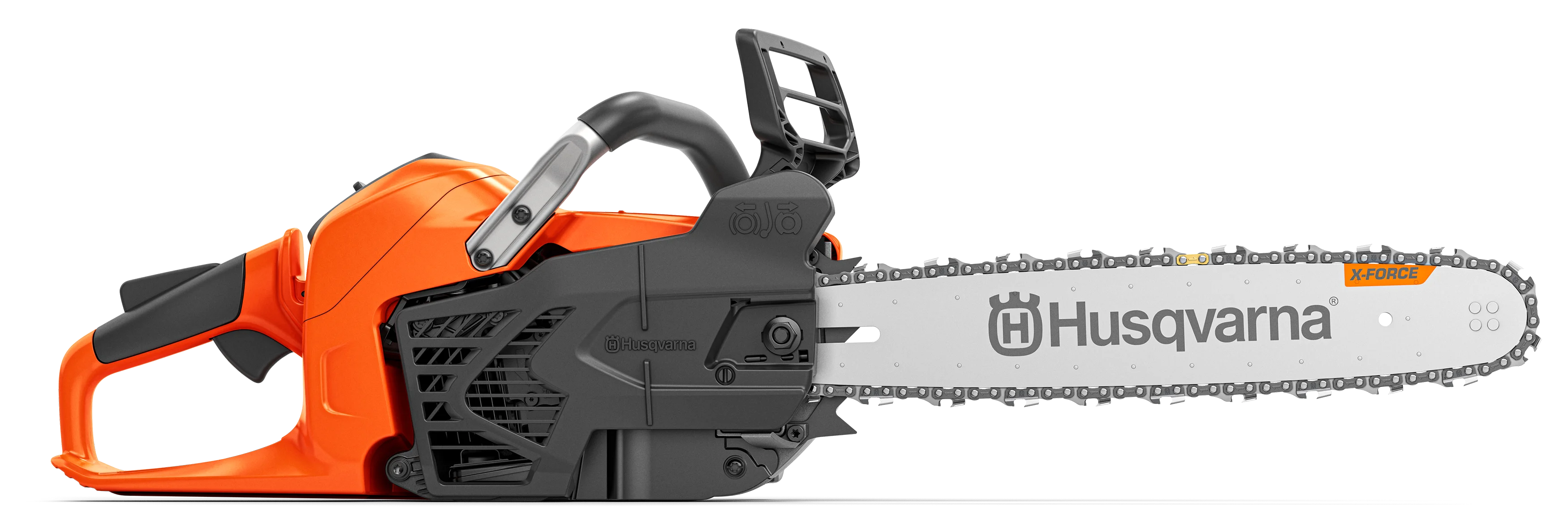 Seitenansicht der Husqvarna 540 XP Mark III Benzin-Motorsäge von rechts mit schwarzer Abdeckung und X-Force-Sägeschwert auf weißem Hintergrund.