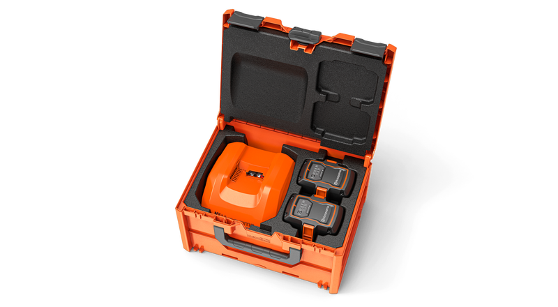 Husqvarna Akku-Koffer in Orange mit Schnellladegerät und zwei Akkus in Schaumstoffeinlage