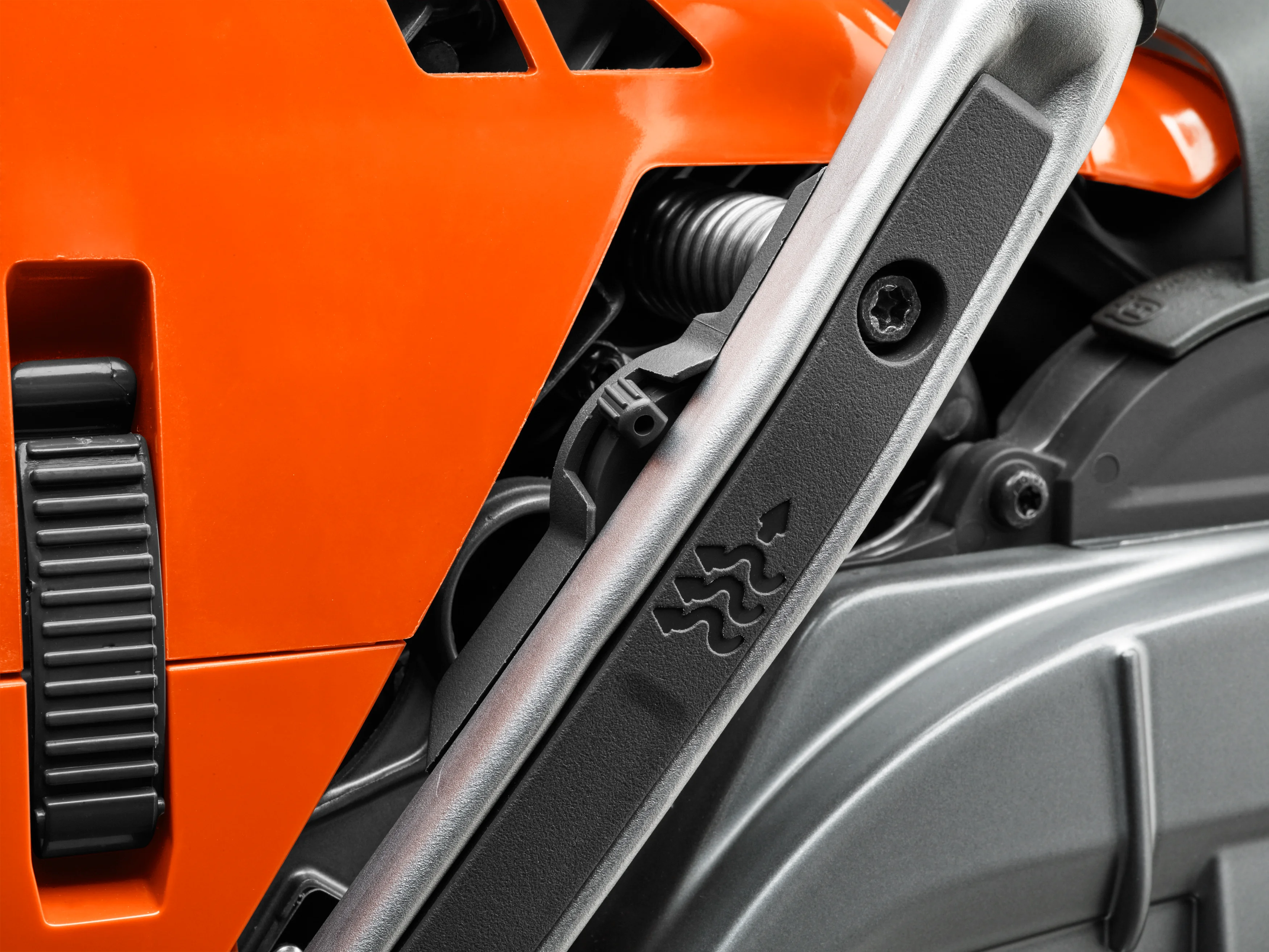 Nahaufnahme der integrierten Griffheizungs-Symbolik am vorderen Handgriff der Husqvarna 572 XPG.