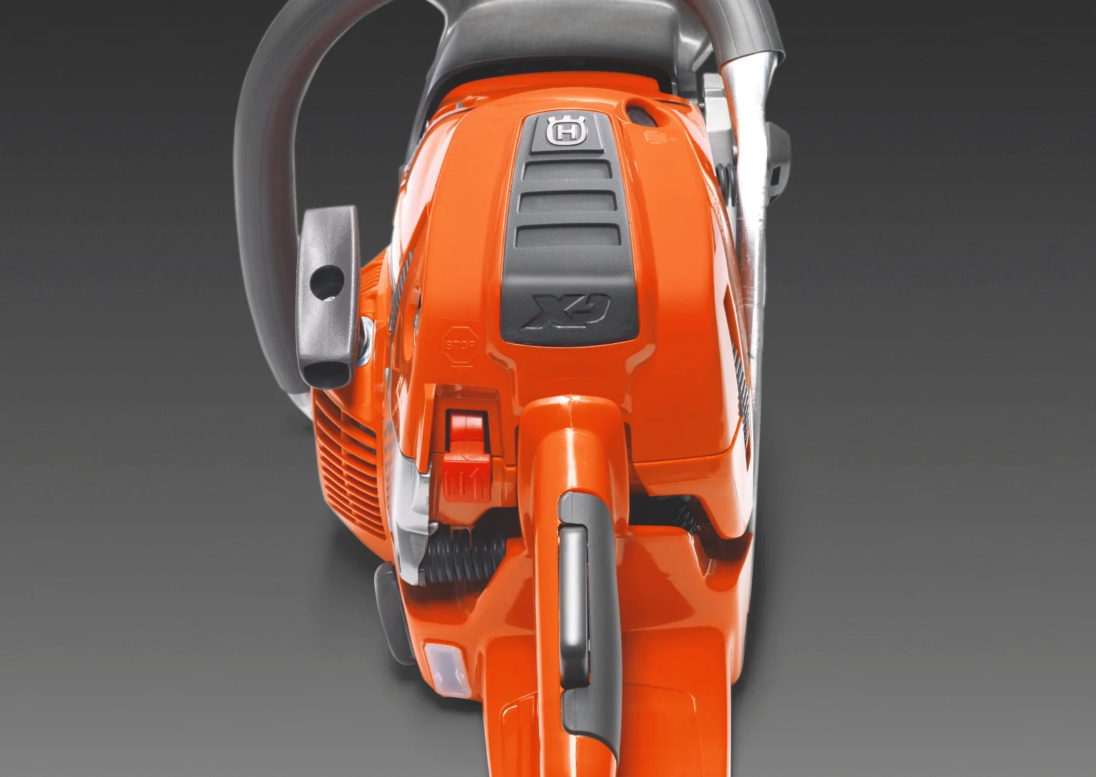 Draufsicht auf Hintergriff, Kombischalter und Zylinderabdeckung einer Husqvarna XP Motorsäge.