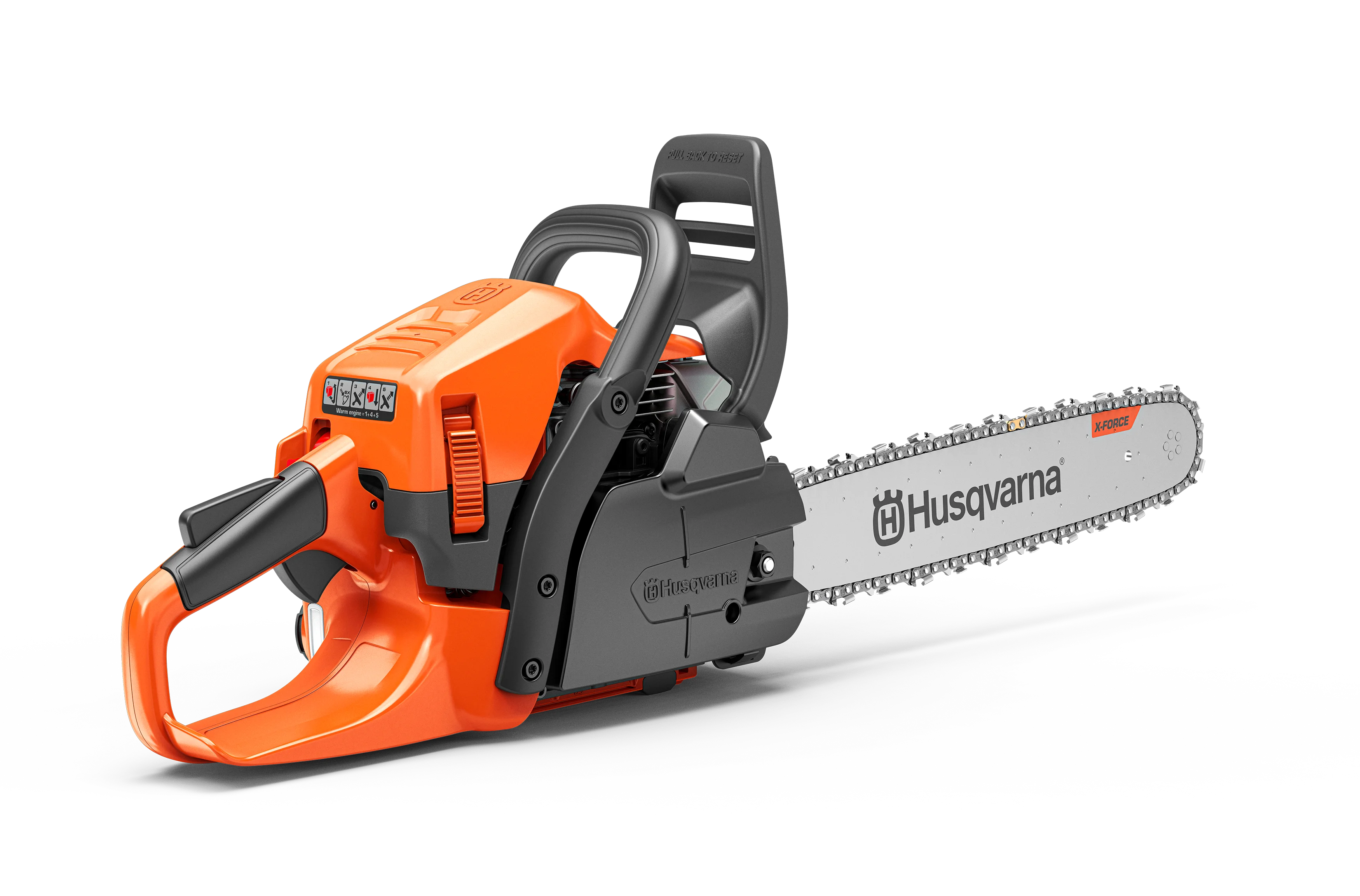 Freigestellte Ansicht der Husqvarna 445 S Motorsäge von schräg rechts oben vor schwarzem Hintergrund. Fokus auf das orangefarbene Motorgehäuse, den seitlichen Kupplungsdeckel und das X-Force-Schwert mit Kette.