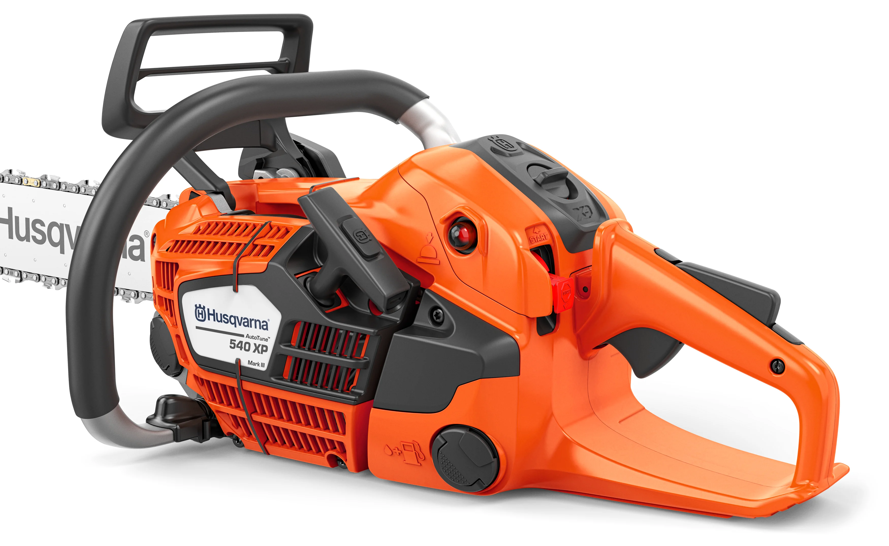 Produktansicht der Husqvarna 540 XP Mark III Benzin-Motorsäge von schräg links mit orangefarbenem Gehäuse, Startergriff und Bedienelementen.
