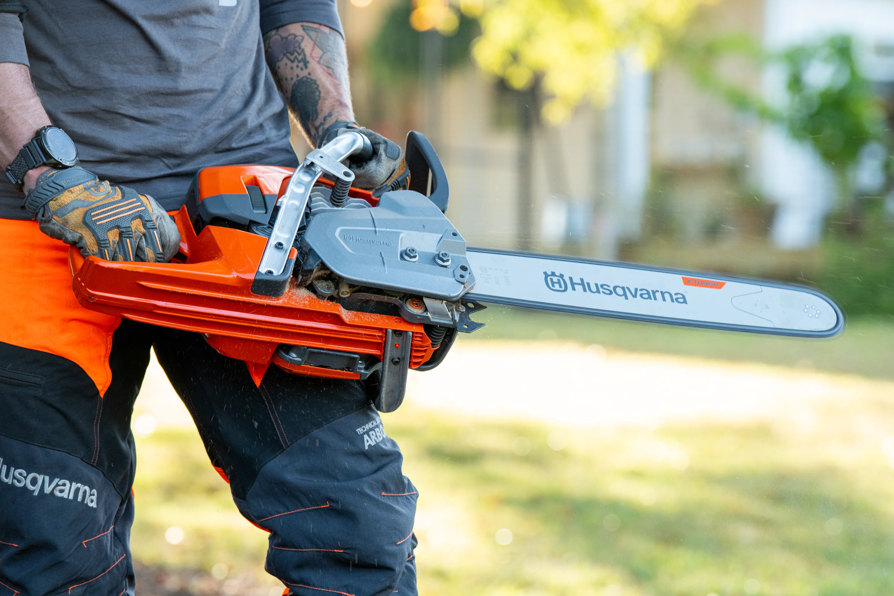 Forstwirt hält die Husqvarna 564 XP Profi-Motorsäge mit montiertem 18-Zoll-Schwert in den Händen.