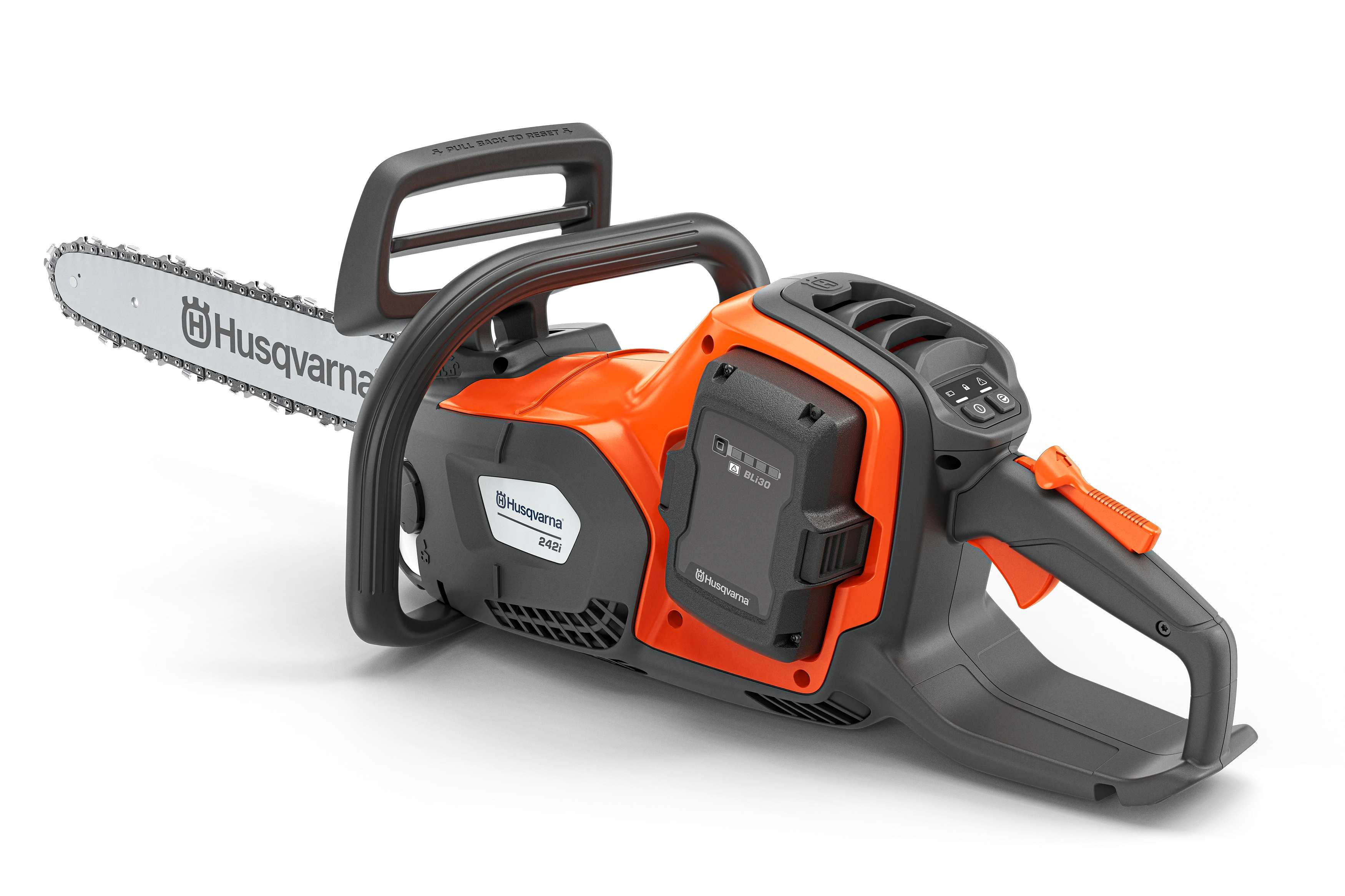 Husqvarna 242i Akku-Motorsäge mit eingelegtem BLi30-Akku in der Ansicht von hinten links.