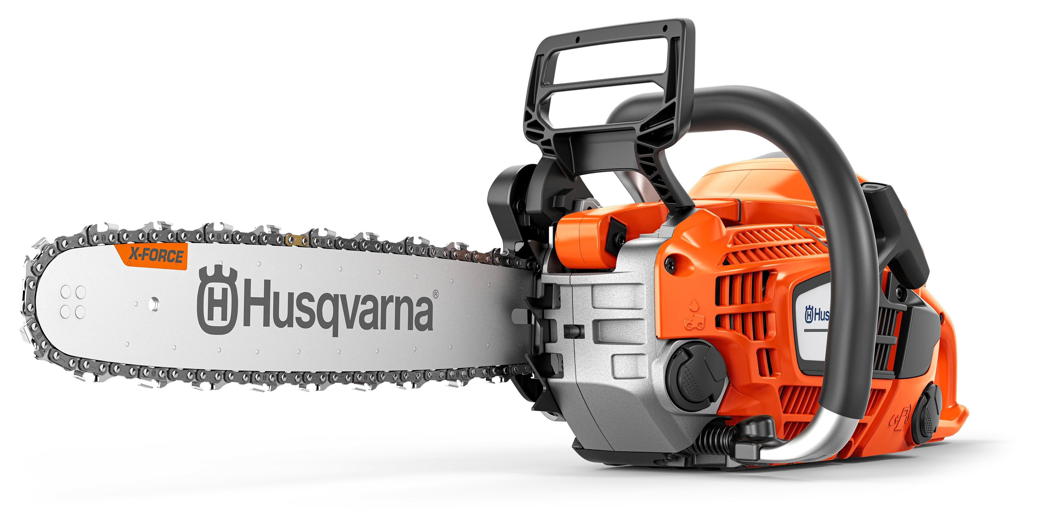 Schräge Frontansicht der Husqvarna 540 XP Mark III Motorsäge auf schwarzem Hintergrund mit Blick auf Führungsschiene und Gehäuseunterseite.