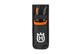 Schwarzer Husqvarna Halter für Gartenscheren mit orangefarbenem Saum und weißem Logo, bestückt mit einer Gartenschere.