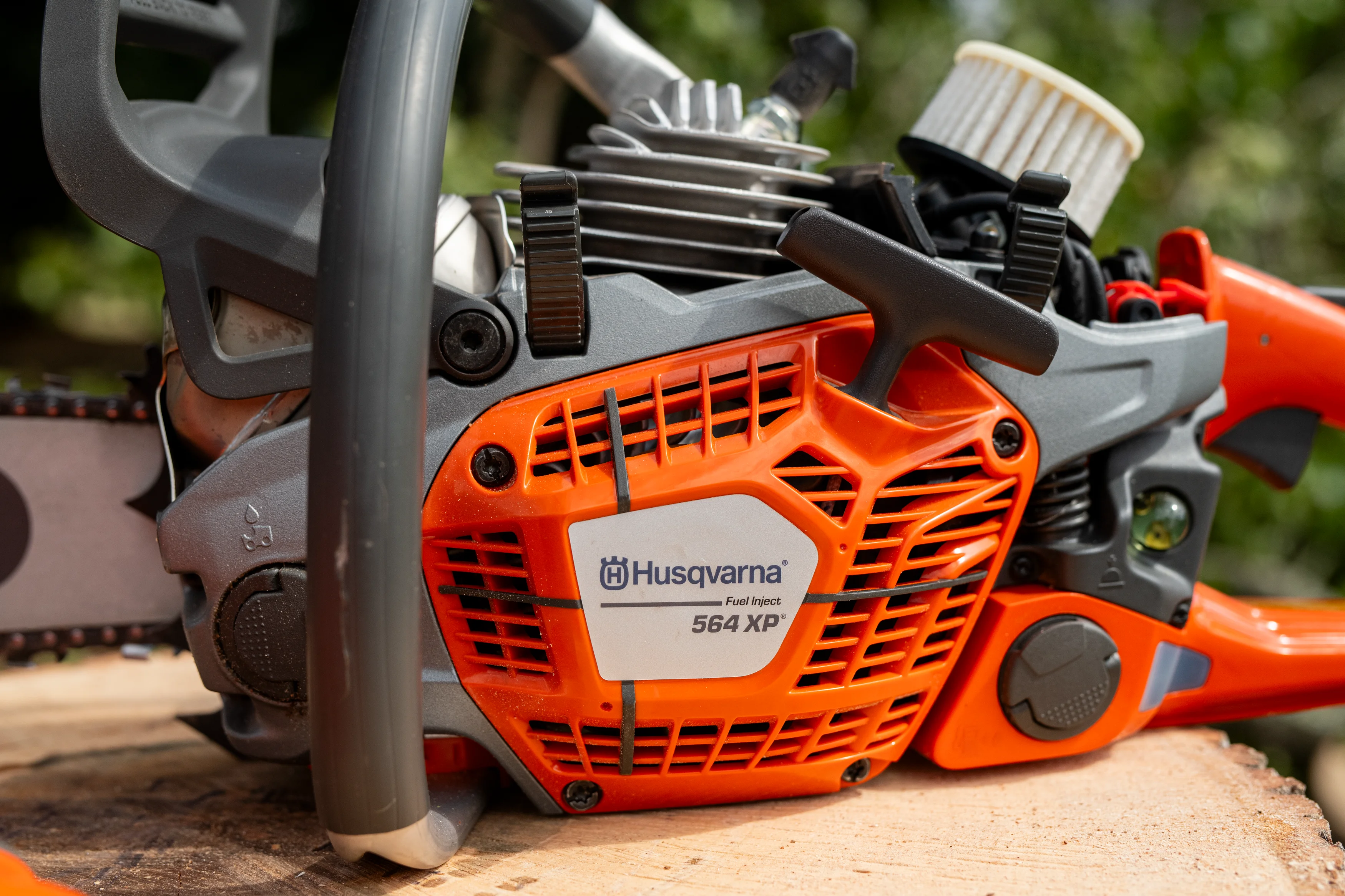 Nahaufnahme des Motorblocks der Husqvarna 564 XP Fuel Inject mit demontierter Abdeckung.
