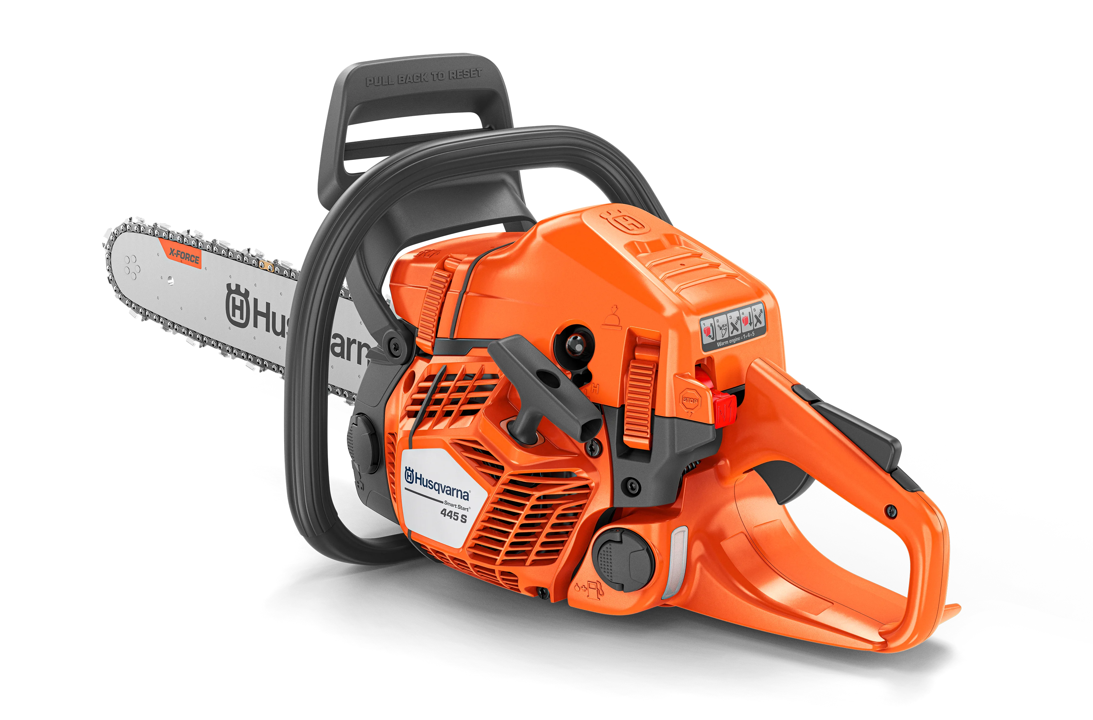 Freigestellte Ansicht der Husqvarna 445 S Benzin-Motorsäge von schräg links oben vor schwarzem Hintergrund. Das X-Force-Führungsschwert mit dem Husqvarna-Logo ist sichtbar. Orangefarbenes Gehäuse mit Startergriff und Bedienelementen.