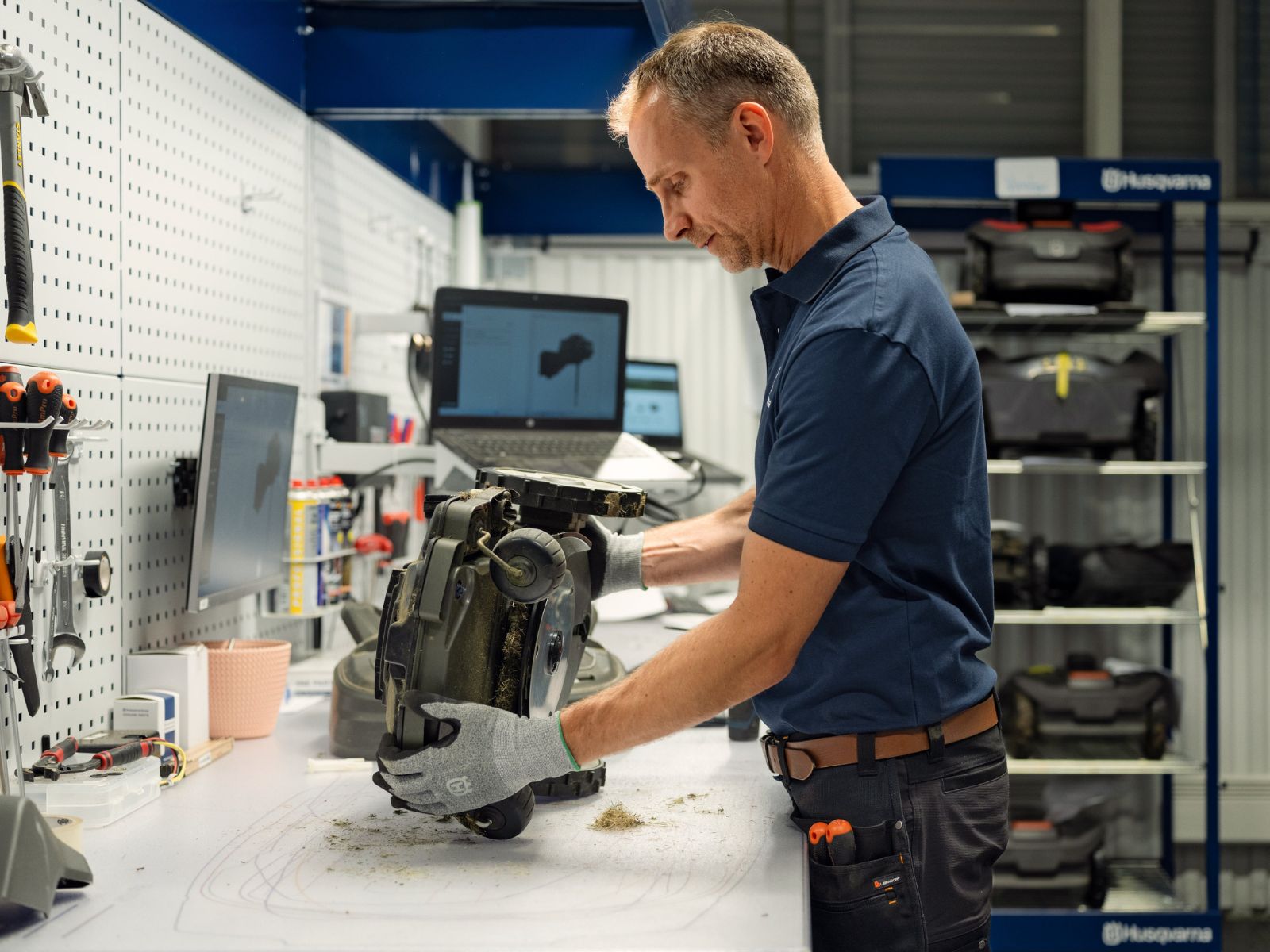 Mähroboter Reparatur durch Techniker in einer Fachwerkstatt