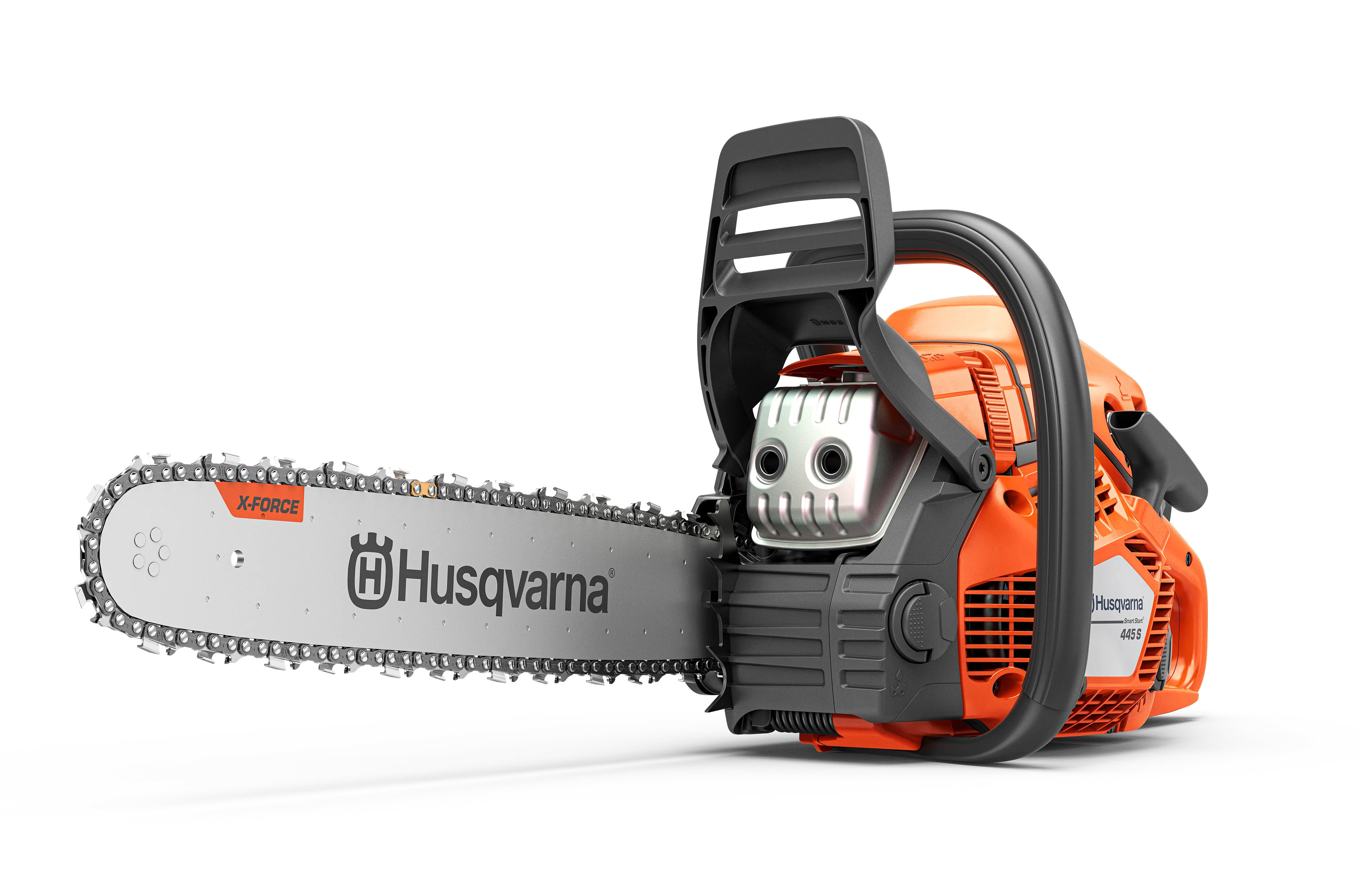 Freigestellte Ansicht der Husqvarna 445 S Motorsäge von vorne links vor schwarzem Hintergrund. Fokus auf den Handschutz, den vorderen Griffbogen und das Ende des X-Force-Schwerts mit Kette.