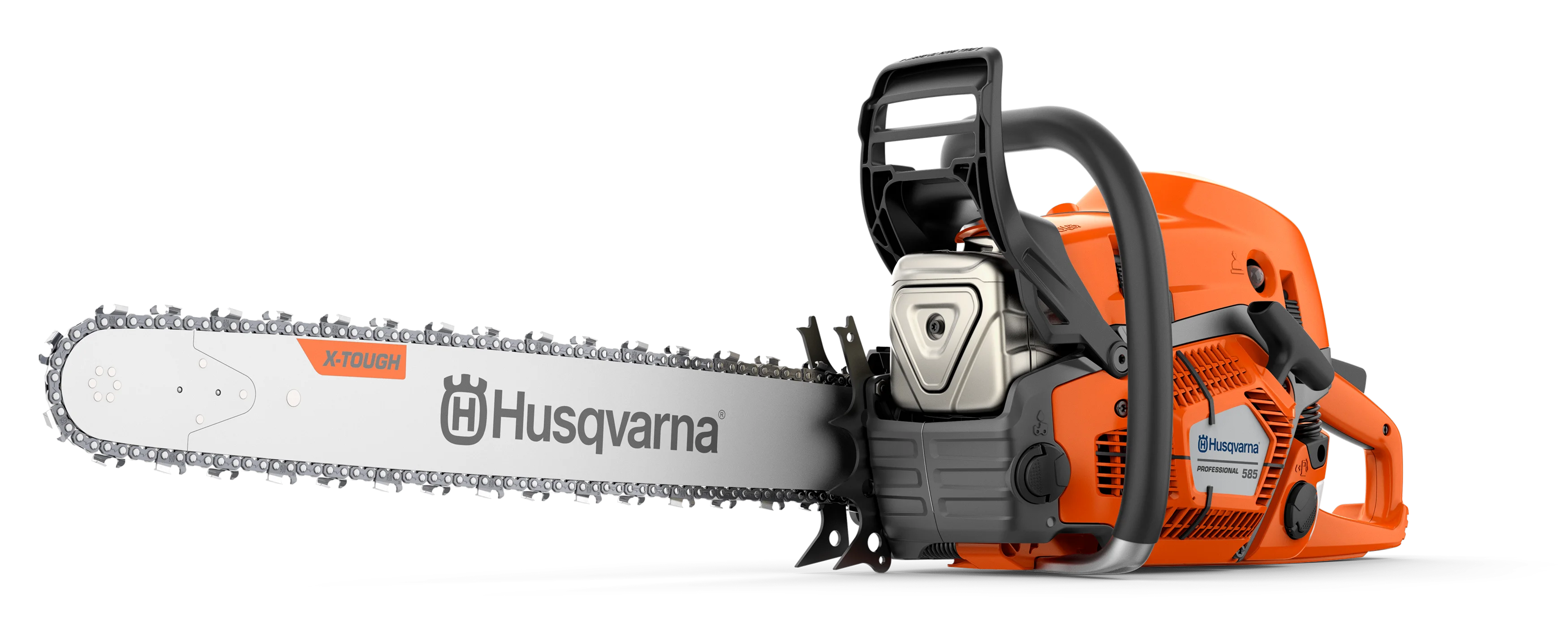 Freigestellte Seitenansicht der Husqvarna 585 Starkholzsäge mit X-Tough-Führungsschiene auf schwarzem Hintergrund.