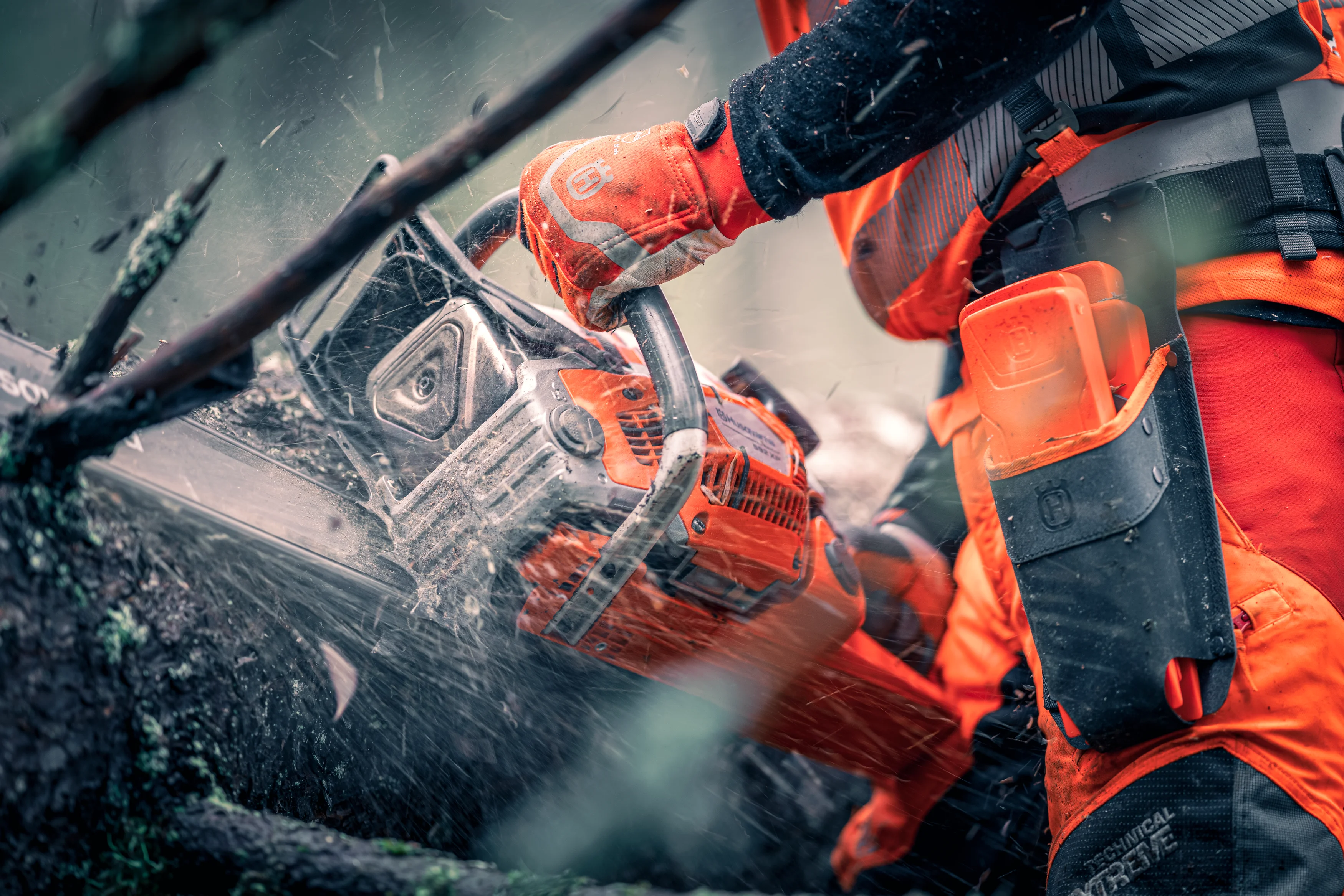Detailaufnahme der elektrischen Griffheizung und des vorderen Handgriffs der Husqvarna 592 XPG Motorsäge.